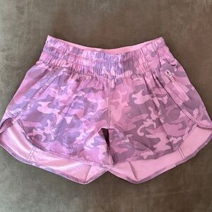 EUC Lululemon tracker short V 4" inseam size 8